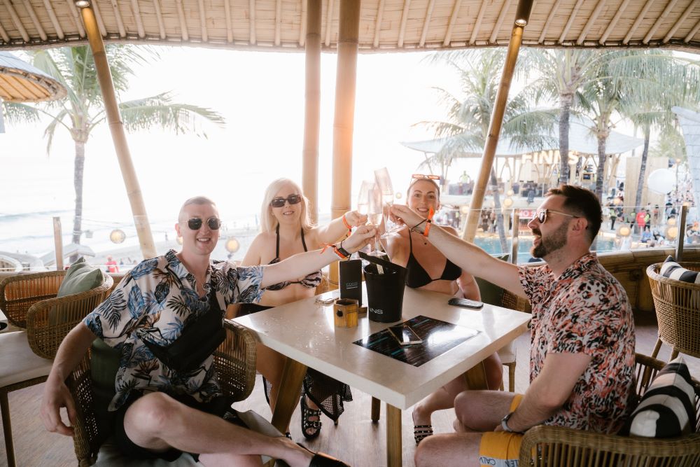 finns deluxe sunset lounge